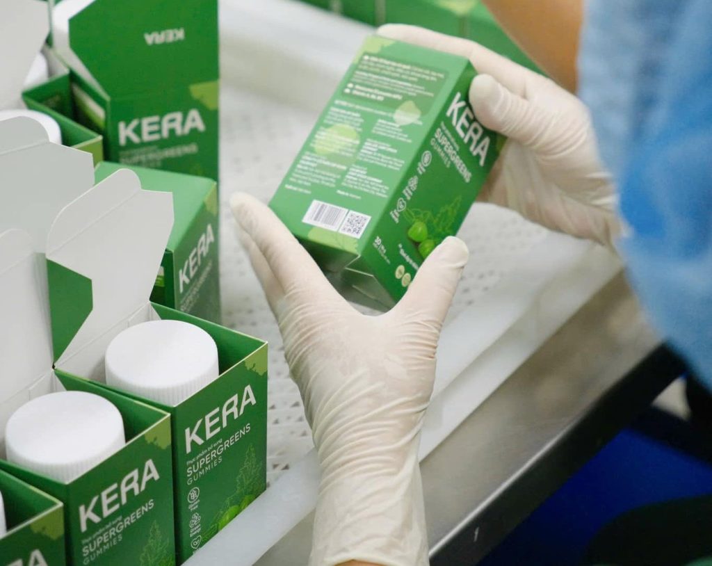 Hang Du Muc Quang Linh Vlogs dang gap go bao chi nhan loi vu quang cao keo rau dong hop kera 87047 1741941063 279 width1364height1084